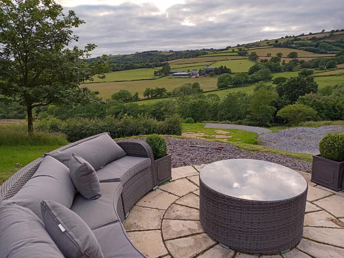 Oak Tree Farm Hotel Llanfynydd Buitenkant foto